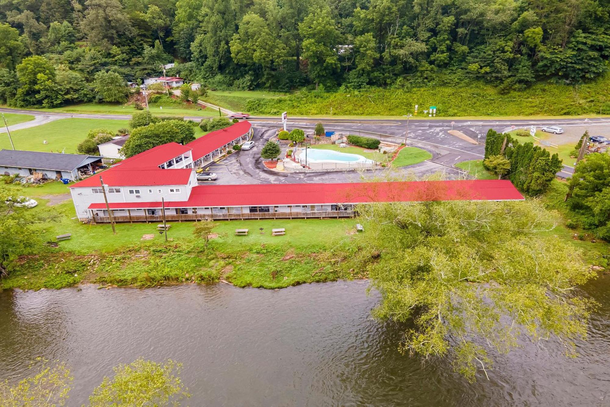 Lloyd'S On The River Country Inn By Oyo Bryson City Extérieur photo