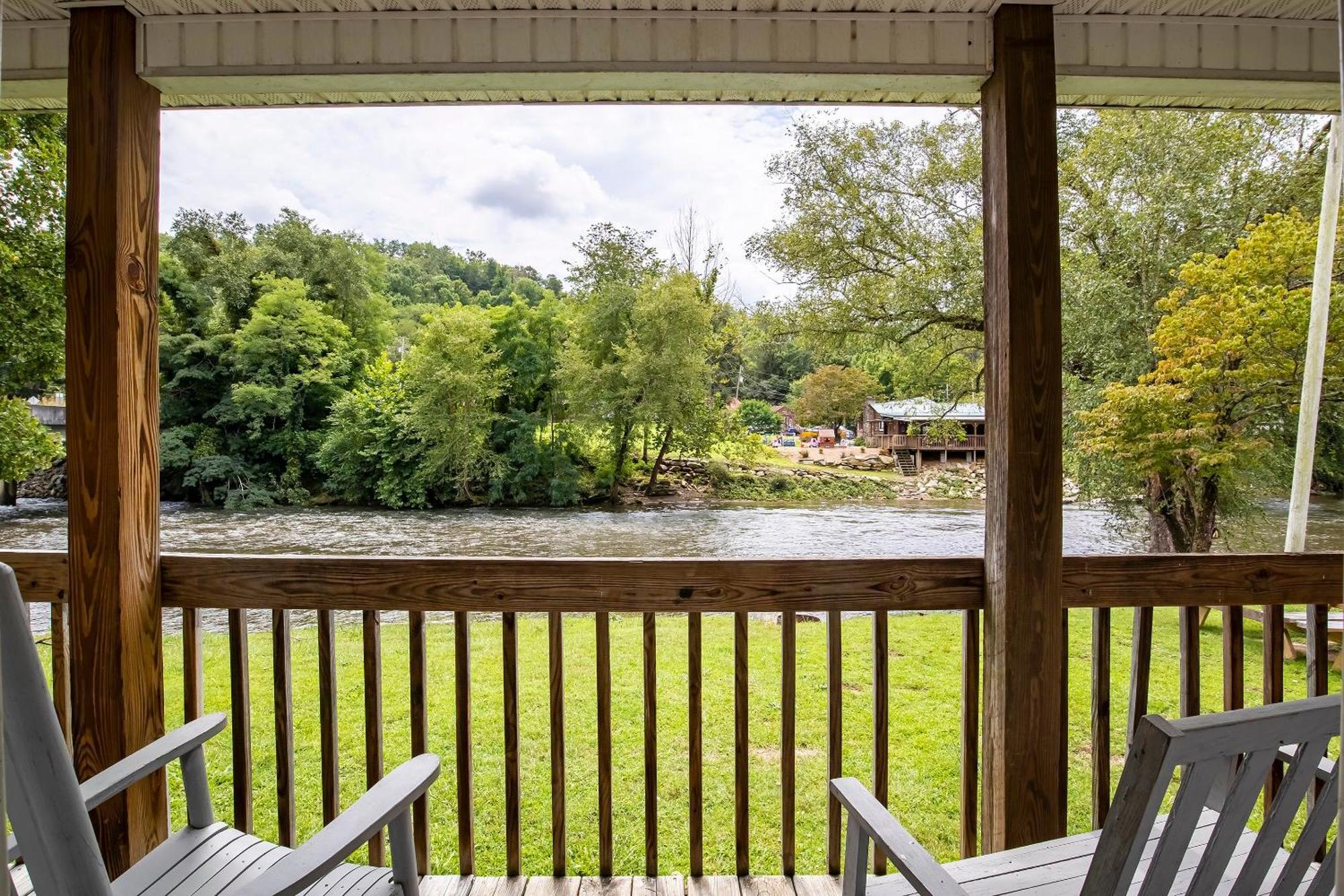 Lloyd'S On The River Country Inn By Oyo Bryson City Extérieur photo