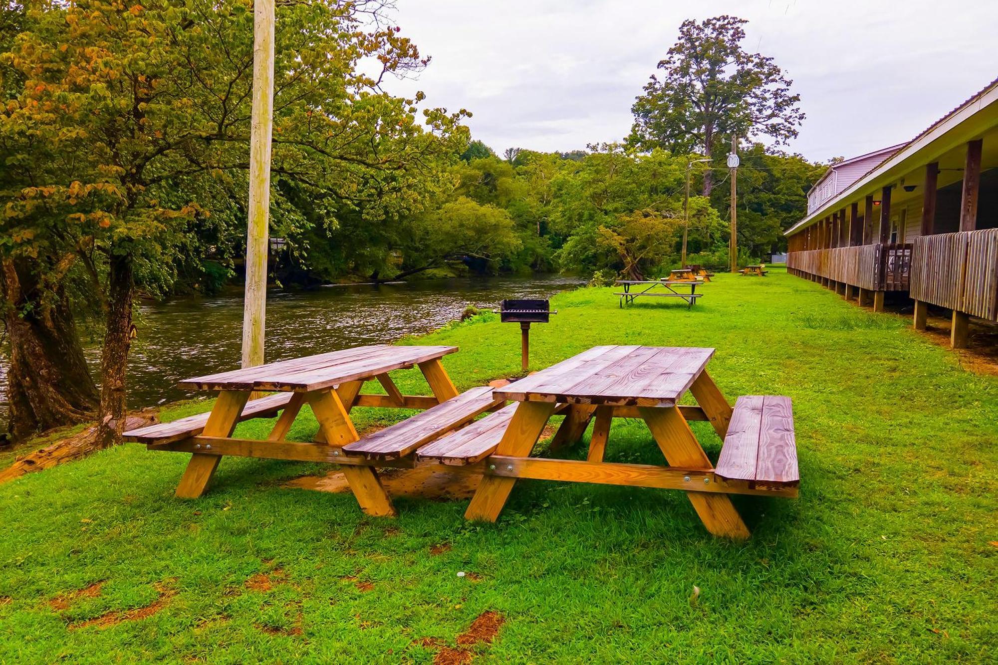 Lloyd'S On The River Country Inn By Oyo Bryson City Extérieur photo