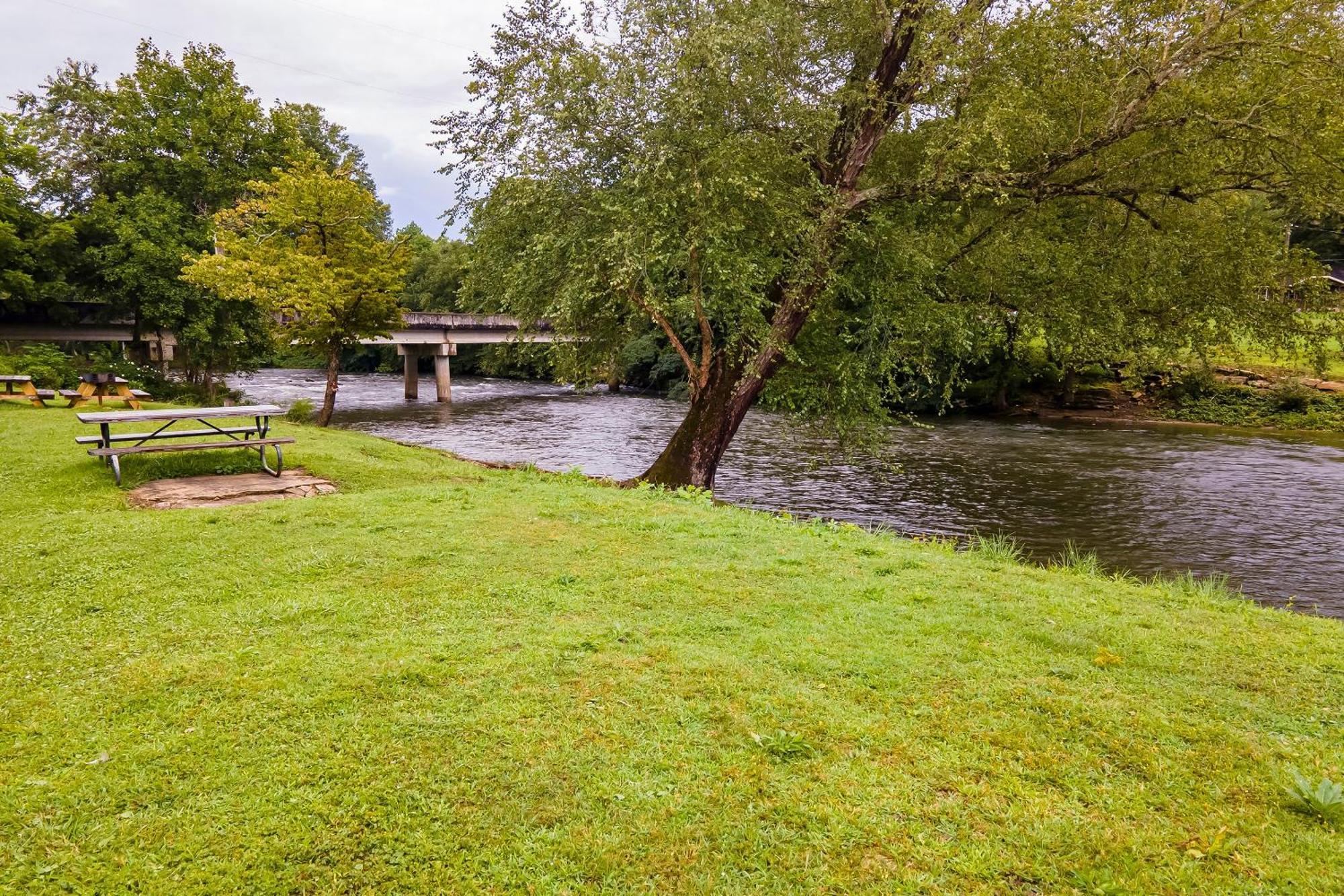 Lloyd'S On The River Country Inn By Oyo Bryson City Extérieur photo
